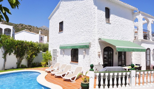Detached villa with private pool and sea/mountain views in El Capistrano Village