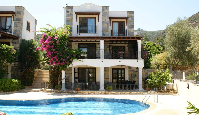 Detached Villa with Shared Pool