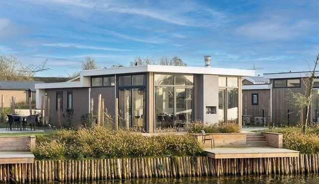 Detached waterfront chalet with 4 bedrooms and a terrace