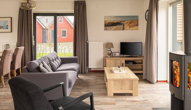 Detached waterfront holiday home for 4 people