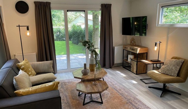 Detached waterside chalet for 4 people with beautiful views of the IJssel river. Fully equipped with modern amenities.