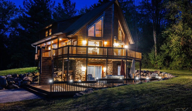 DEVILS LAKE ESCAPE -NEW OWNERS! SLEEPS 12 -8 BEDS WALK TO THE PARK