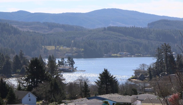 Devils Lake View Beautiful Family Home - STARLINK WIFI, Perfect for a family!