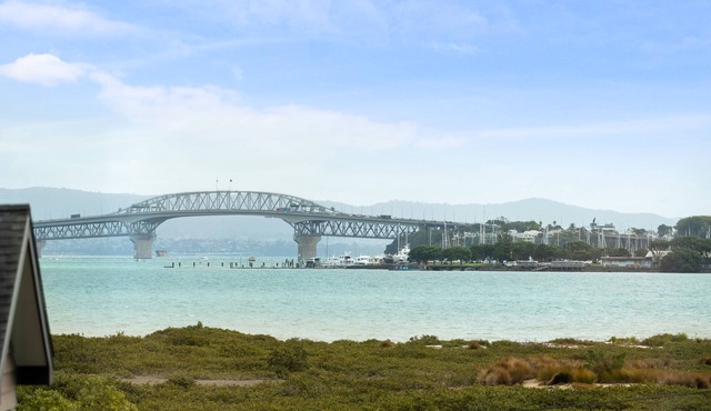 Devonport Beach Front Home w/Netflix & Nespresso