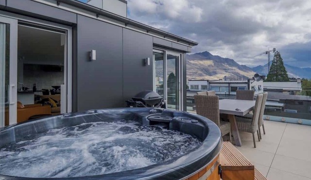 Diamond Deluxe Central Q'twn, Private Hot tub