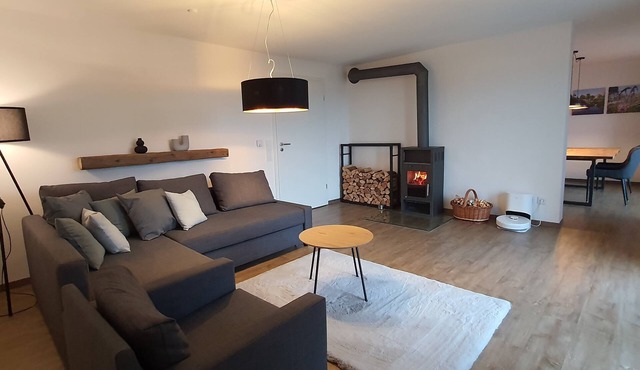 Die Ferienwohnung Befindet Sich am Rande der Stadt Cham im Bayerischen Wald. Der Chamer Ortsteil Katzberg ist Dörflich Geprägt und Grenzt Unmittelbar an die Kreisstadt Cham in der Oberpfalz mit Ihren Knapp 17.000 Einwohnern. Die Ferienwohnung Bietet