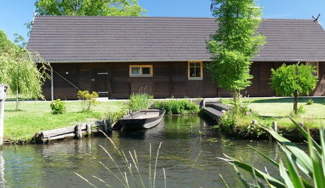 Die Scheune: Spreewaldblockhaus in Lehde mit Kamin, Sauna und eigenem Hafen