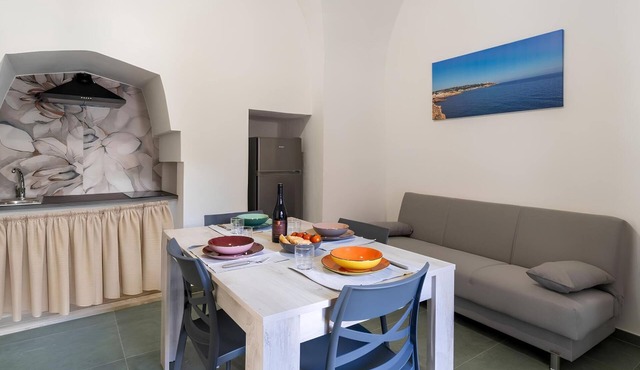 Dimora Giulietta, modern accommodation with vaulted ceilings, in a Salento courtyard