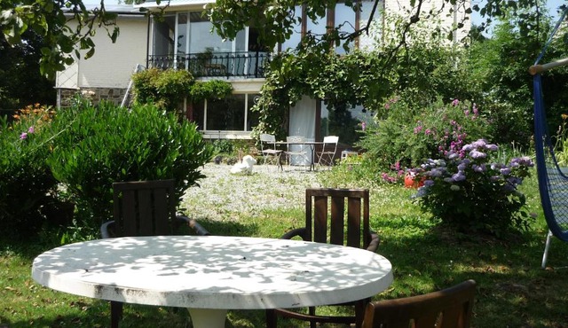 DINANT La Bergeronnette avec la chaleur du feu de bois et le jardin