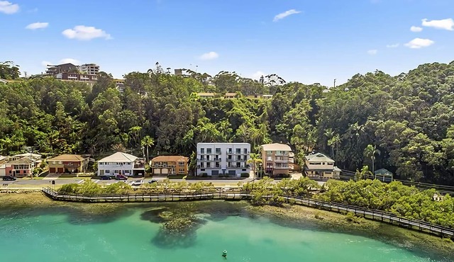 Direct beach access and just a short walk to town centre, stunning estuary views!