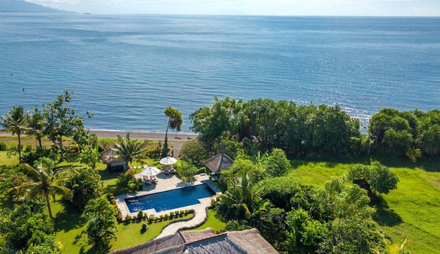 Direct beachfront 4BR/BR villa in tropical garden. Villa chef, villa pool, WiFi