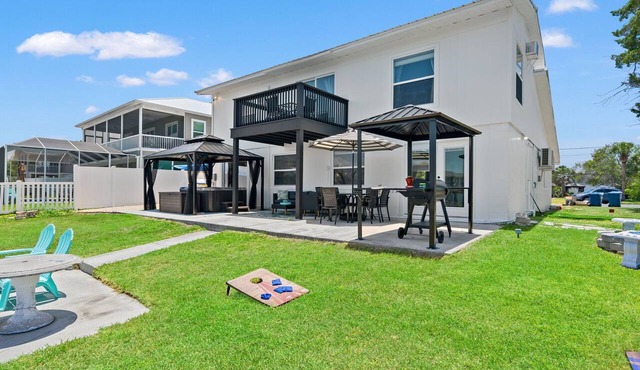 Direct Gulf access, 5 bedrooms, Hot tub, Arcade, Mini golf, Ball pit and Kayaks