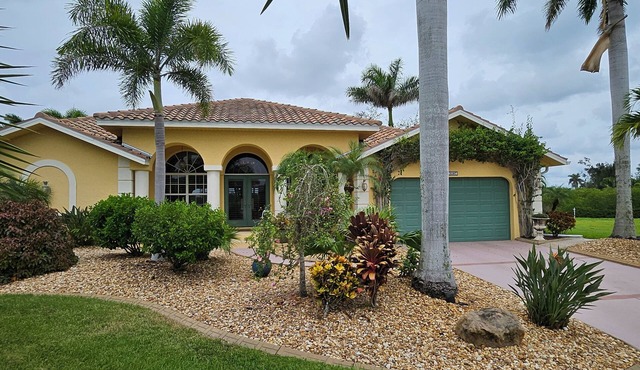 Direct Gulf Access, 3-bedroom, 2 bath house with heated pool and spa