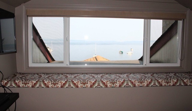 Direct Ocean Front Access/private spacious bedroom with kitchenette & lounge