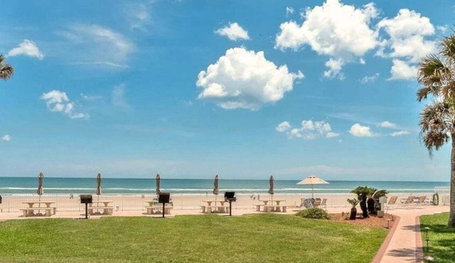 Direct Ocean Views, Clean & Cozy Studio – Walk to Dining & Beach Fun