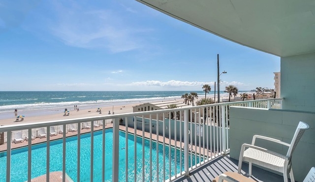Direct Oceanfront Condo - Amazing View and Soothing Breeze