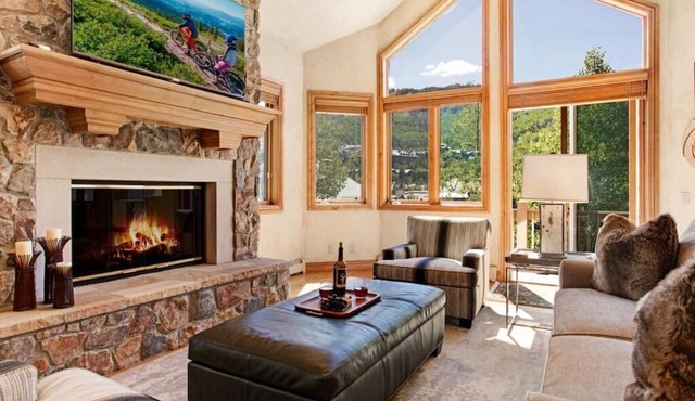 Direct Ski Access,Mtn Views!Walk to Shops & Dining in BC Village Great LOCATION!