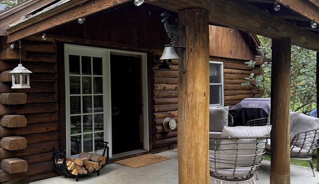 Direct trail access cabin in Pittsburg NH Pet friendly & WIFI