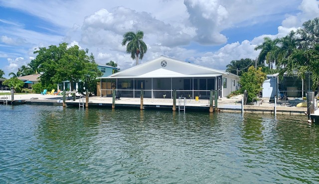 Direct water access with boat lift, 5 min to ocean. Cozy Cottage!