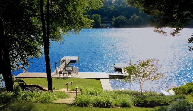 Direct Waterfront on Candlewood Lake, 2 Private Docks, 5 Bedrooms, Sleeps 10