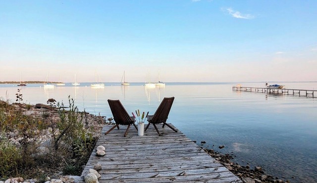 Direct waterfront on Grand Traverse Bay , firepit, grill, large yard, dog ok