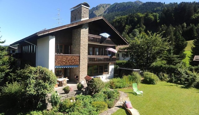 Directly in Oberstdorf, quiet location, mountain railroads can be booked free of charge in summer