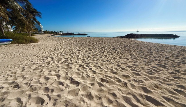 Directly on Beach! White Sand Turquoise Water at Your Doorstep-304 Blues Point