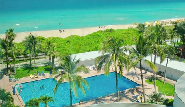 Directly on the Beach with Pool & Ocean access !