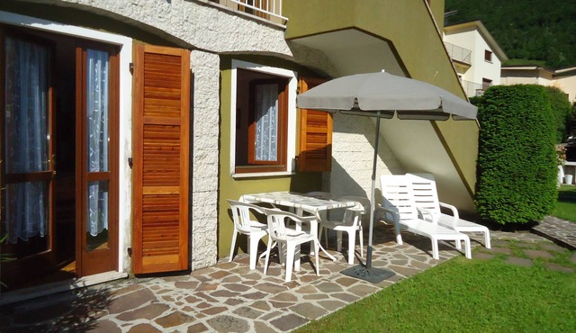 DIRECTLY ON THE BEACH/LAKE, up to 4 people, pool, garden and fantastic views