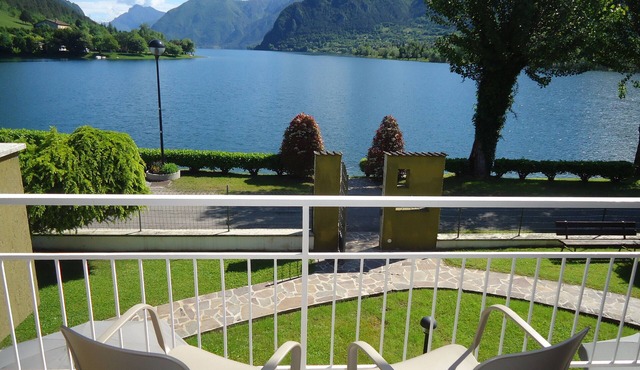 DIRECTLY ON THE BEACH/SEE, apartment for up to 4 people, pool and garden
