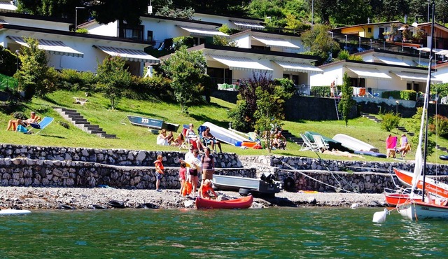 Directly on the lake with fenced garden