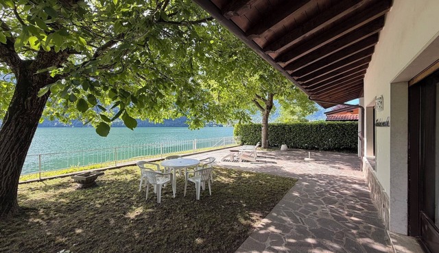 Directly on the lake with garden