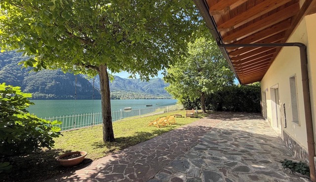 Directly on the lake with garden