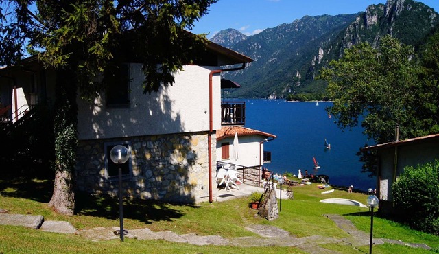 Directly on the lake with terrace
