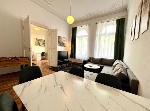 Direkt an der Arena, Waldstraße