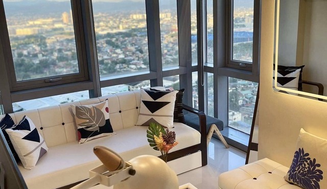 Discounted | Classy 2.5BR with Pool and City Skyline View!