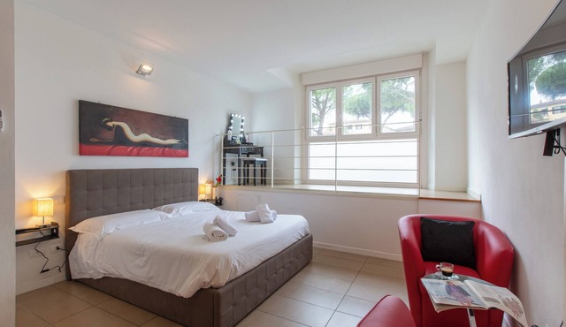 DISCOVER FLORENCE APARTMENT IN CURE DISTRICT