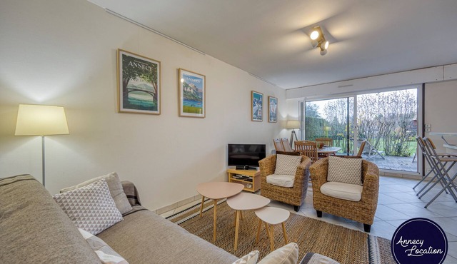 Discover Le Petit Menthon, a charming ground-floor apartment located in a quiet and green residence in the heart of Menthon-Saint-Bernard.
