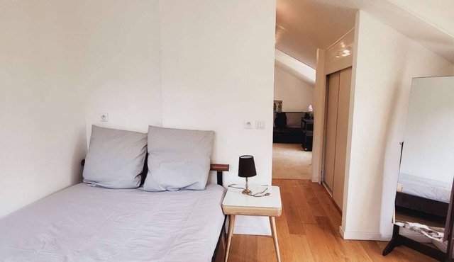 Discover our comfortable studio, nestled in a quiet neighborhood 20 minutes from Paris.
