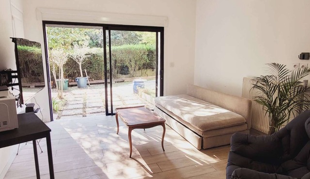 Discover our comfortable studio, nestled in a quiet neighborhood 20 minutes from Paris.