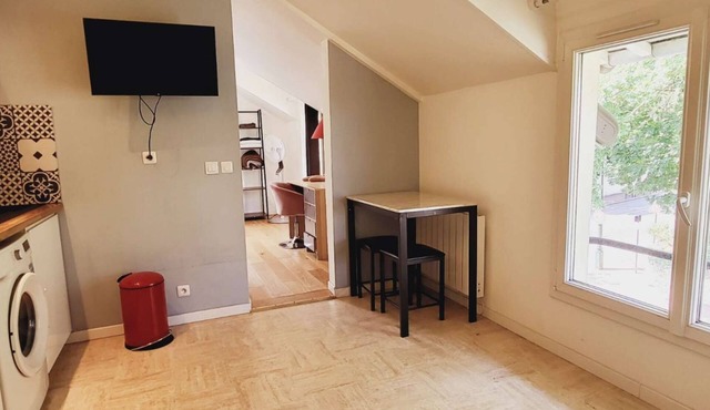 Discover our comfortable studio, nestled in a quiet neighborhood 20 minutes from Paris.