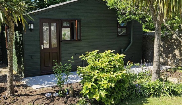Discover our inviting chalet in the historical town of Camborne, Cornwall!n