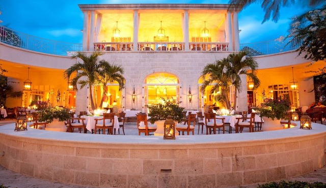 Discover Paradise with Private Pool, Gourmet Dining, and Beautiful Beach Access