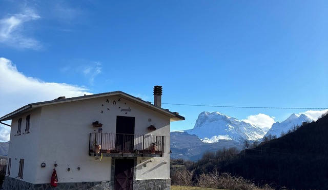 Discover the relaxation of the mountains in this detached villa surrounded by greenery.