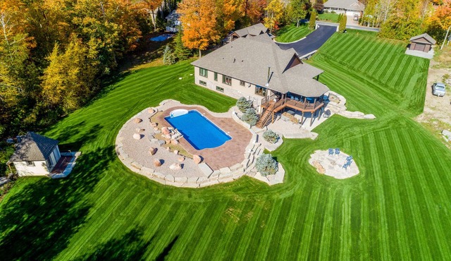 Discover Tranquility: Luxurious 7-Bedroom Lakeside Resort Home in Kawartha