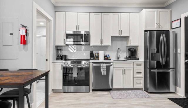 District Getaway+ 2Bed+ 1 Bath Unit+Private Parking