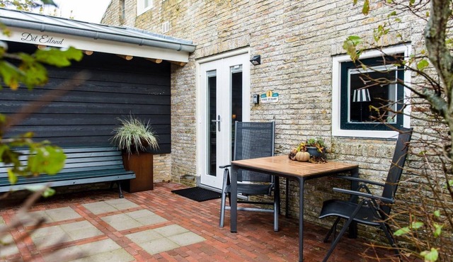 Dit Eiland is a modern studio on the edge of the village Hollum.