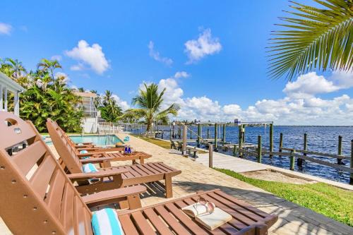 Dive into Fun & Tropical Vibes at Beach Retreat - Coral Beach Dream