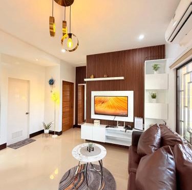 DJS Suites 2 Bedroom ,2BA with Parking inside 10Min to SM Mall near Airport, Netflix, Fast Wifi, Hot &Cold Shower