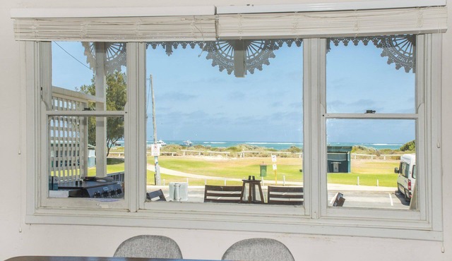 Doc's Cottage Lancelin - Ocean Views - Pet Friendly.